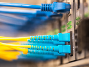 Kas yra dažniausiai naudojamas optinis įvesties/išvesties langas optinio pluošto plokštėms